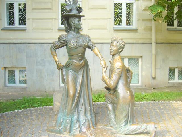 Памятник Голохвостому и Проне