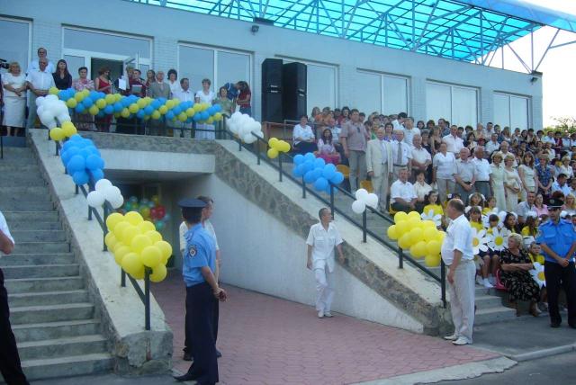 На этой трибуне вся администрация города во главе с Ю.И.Бодровым