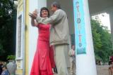 Наталья Сумская и Иван Косенко танцуют вальс на сцене