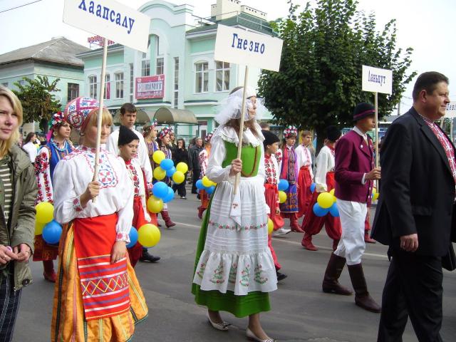 В колонне гости из городов-побратимов